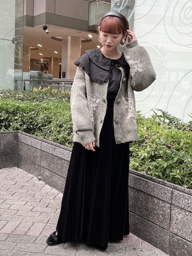 ブラック系のその他シューズ、ブラック系のシャツ/ブラウス、ブラック系のスカートを着用したレディースの秋コーディネートの2枚目の写真