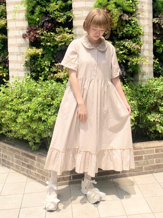 ベージュ系のワンピース、ベージュ系のワンピースを着用したレディースの夏コーディネートの2枚目の写真