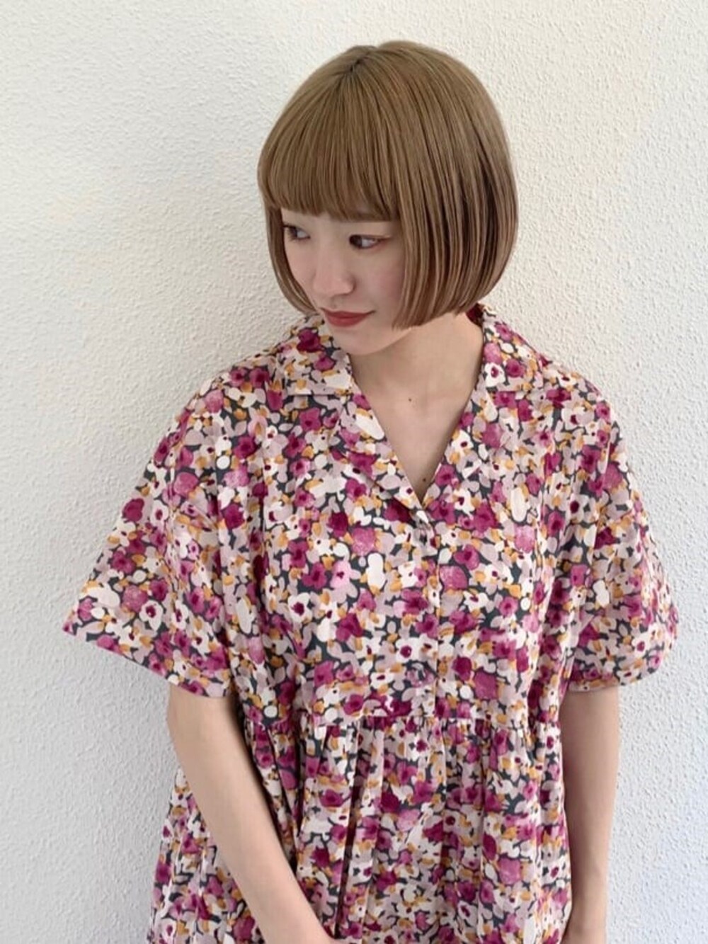 ベージュ系のパンプス、ピンク系のワンピース、ベージュ系のパンプスを着用したレディースの夏コーディネートの3枚目の写真