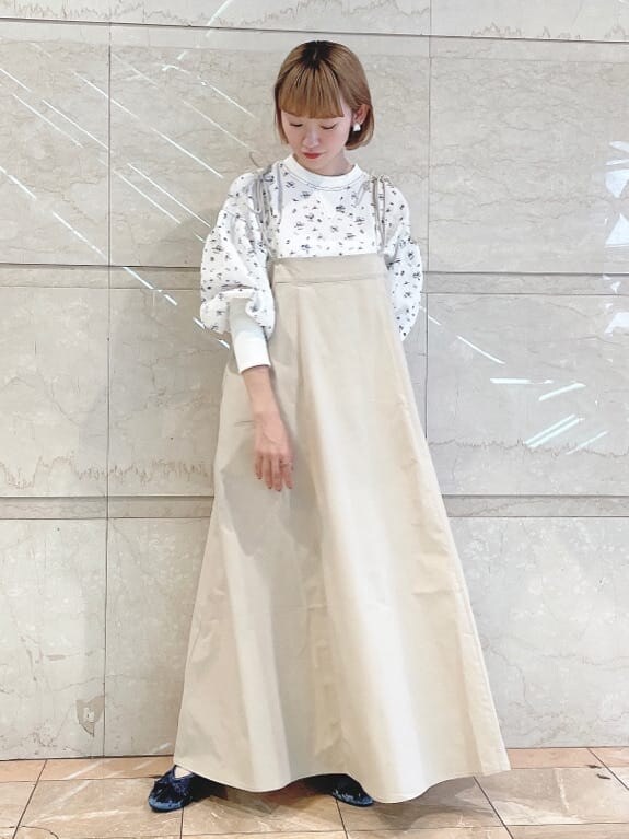 ホワイト系のスカート、ブルー系のその他シューズ、ホワイト系のTシャツ/カットソーを着用したレディースの夏コーディネートの4枚目の写真