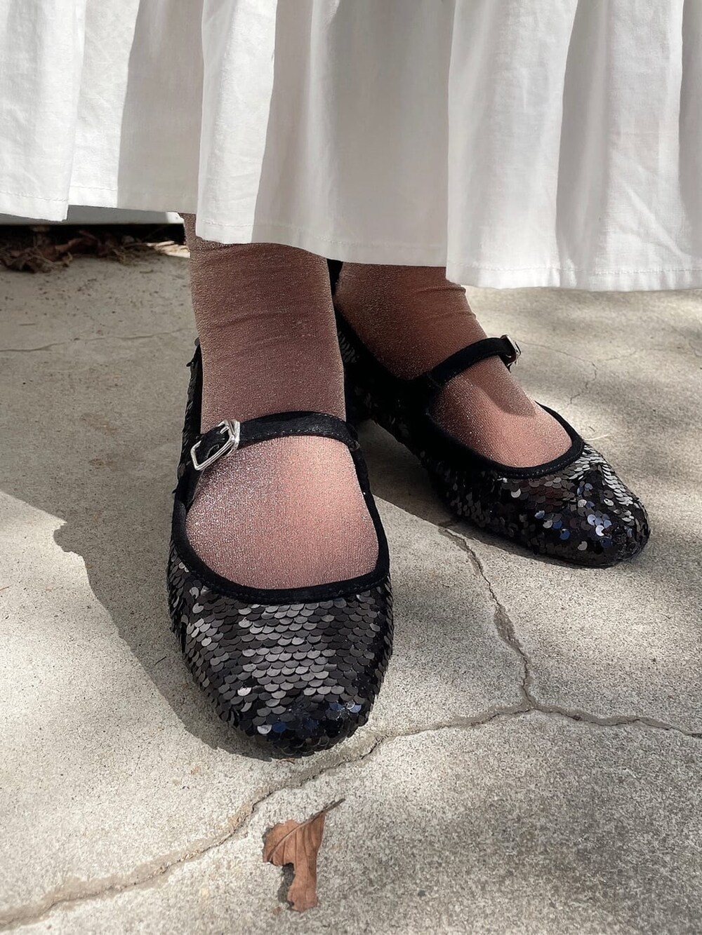 ホワイト系のワンピース、ブラック系のパンプス、その他のその他アウターを着用したレディースの秋コーディネートの4枚目の写真