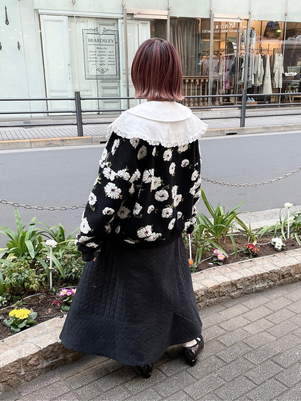 ブラック系のパンプス、ブラック系のその他アウター、ホワイト系のシャツ/ブラウスを着用したレディースの冬コーディネートの4枚目の写真