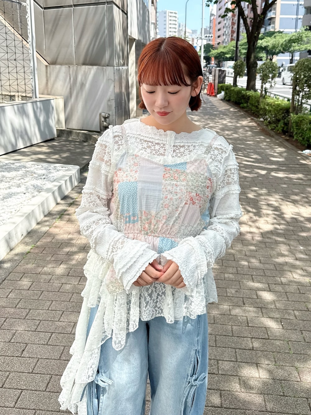 ホワイト系のTシャツ/カットソー、ピンク系のキャミソール、ブルー系のデニムパンツを着用したレディースの春コーディネートの4枚目の写真