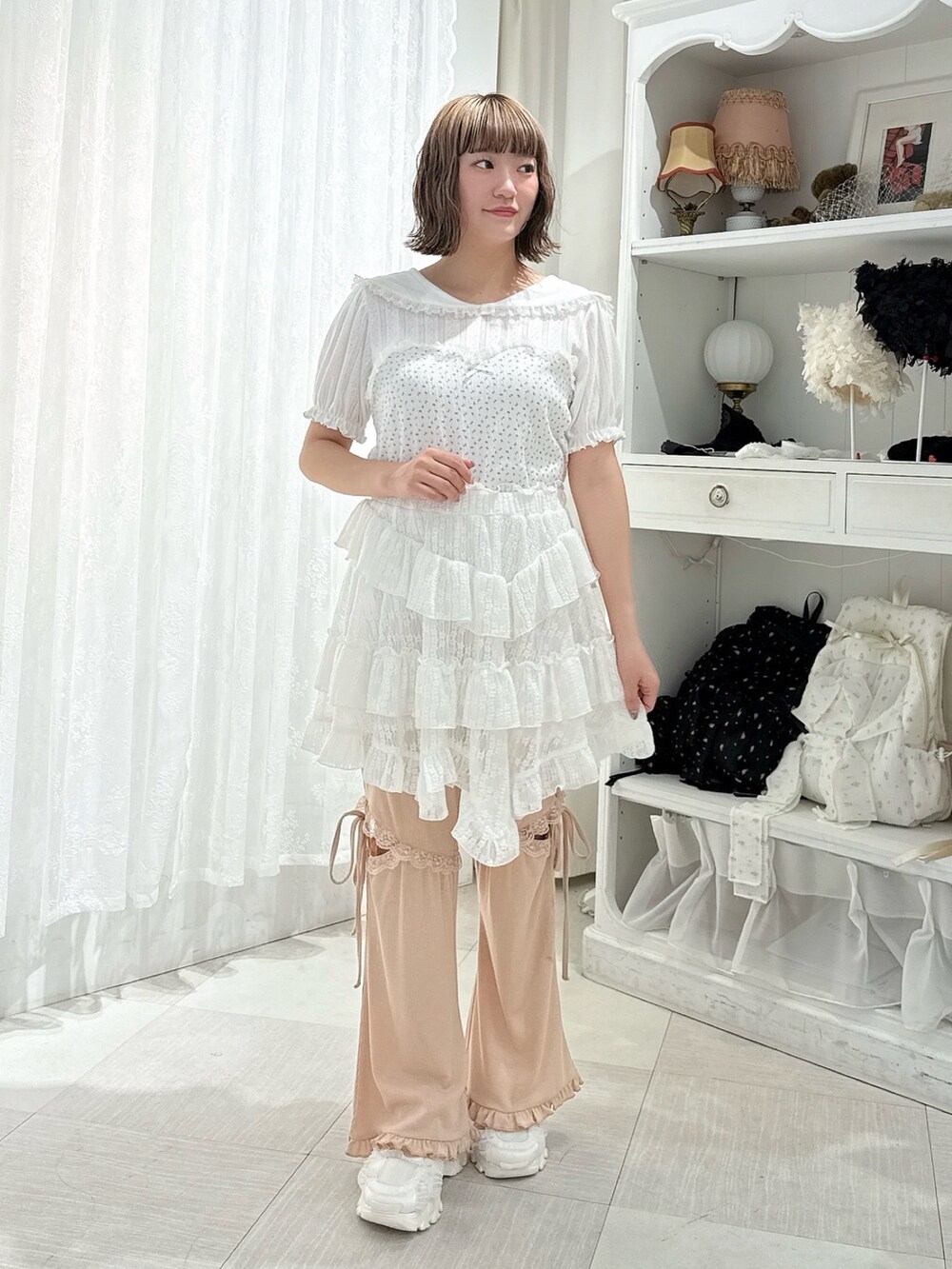 ホワイト系のTシャツ/カットソー、ホワイト系のスカート、ピンク系のスウェットパンツを着用したレディースの春コーディネートの2枚目の写真