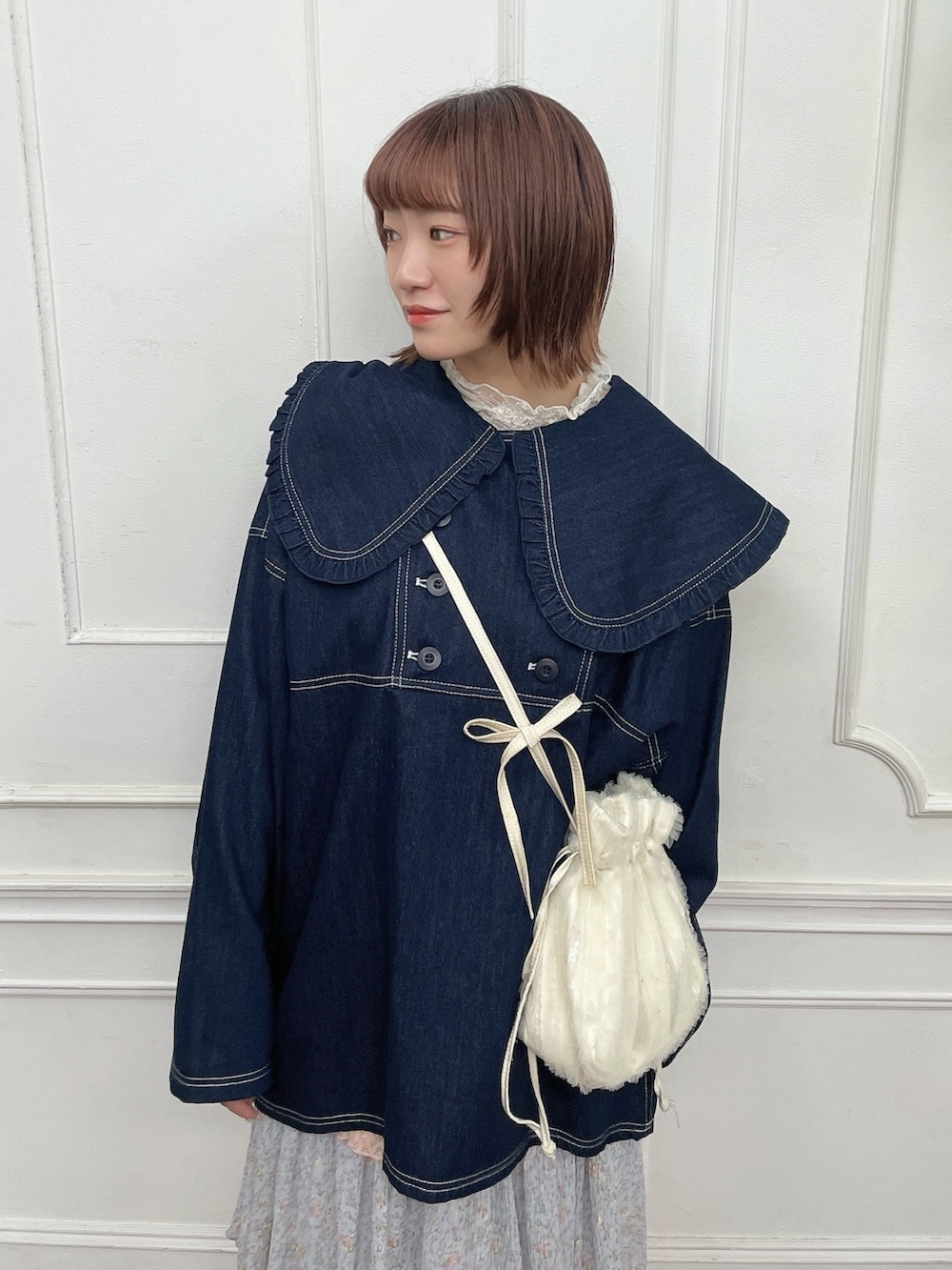 ホワイト系のTシャツ/カットソー、ブルー系のデニムジャケット、ピンク系のスカートを着用したレディースの夏コーディネートの4枚目の写真