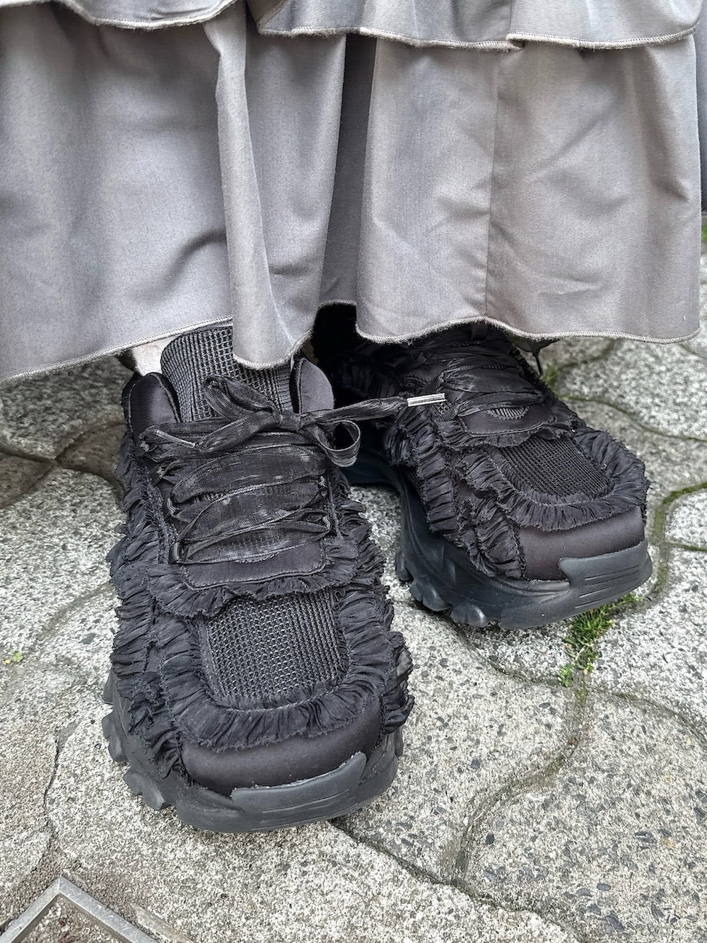グレー系のワンピース、ブラック系のカーディガン/ボレロ、ピンク系のハンドバッグを着用したレディースの春コーディネートの10枚目の写真