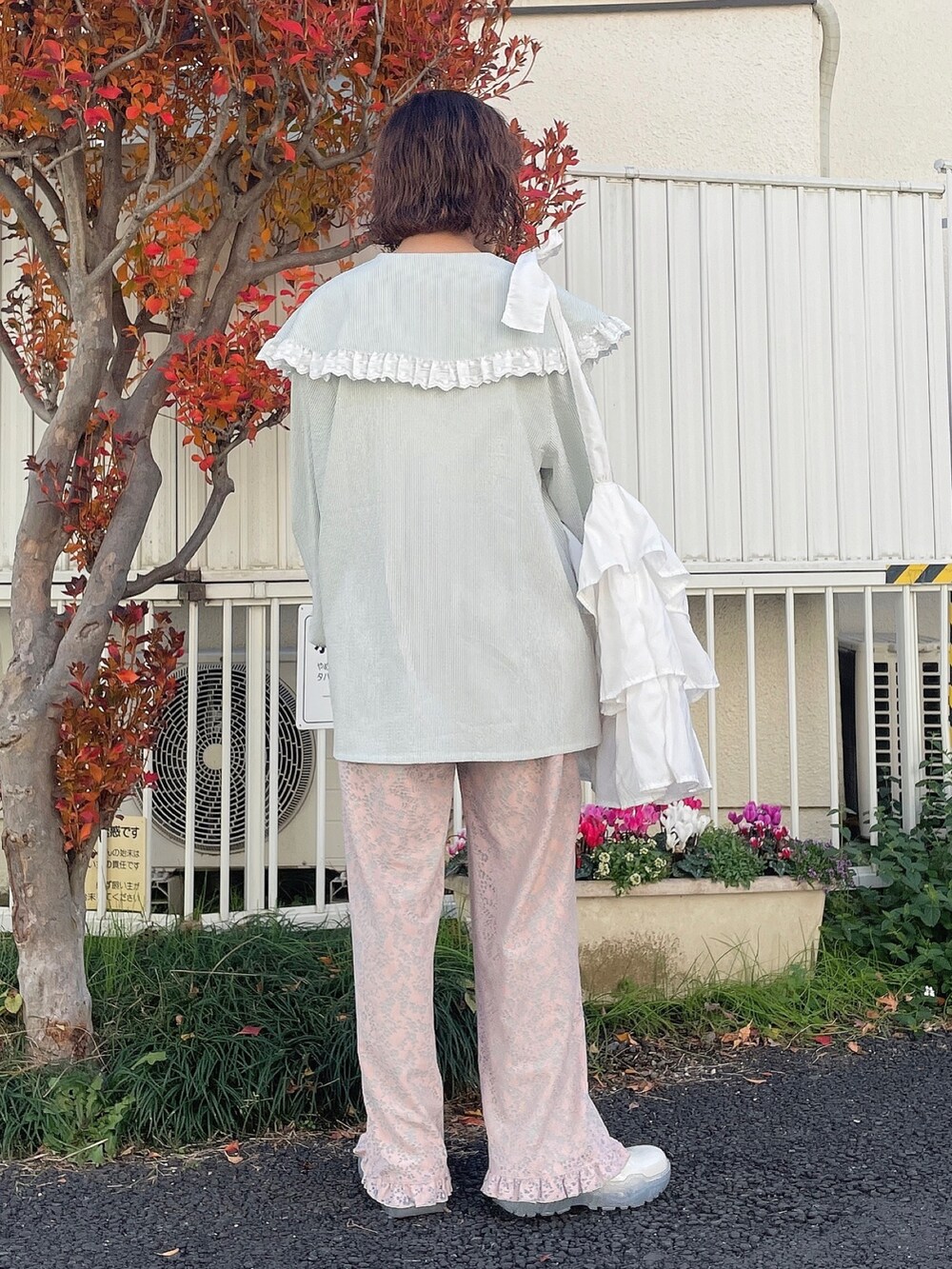 ホワイト系のトートバッグ、ピンク系のその他パンツ、グリーン系のシャツ/ブラウスを着用したレディースの冬コーディネートの3枚目の写真