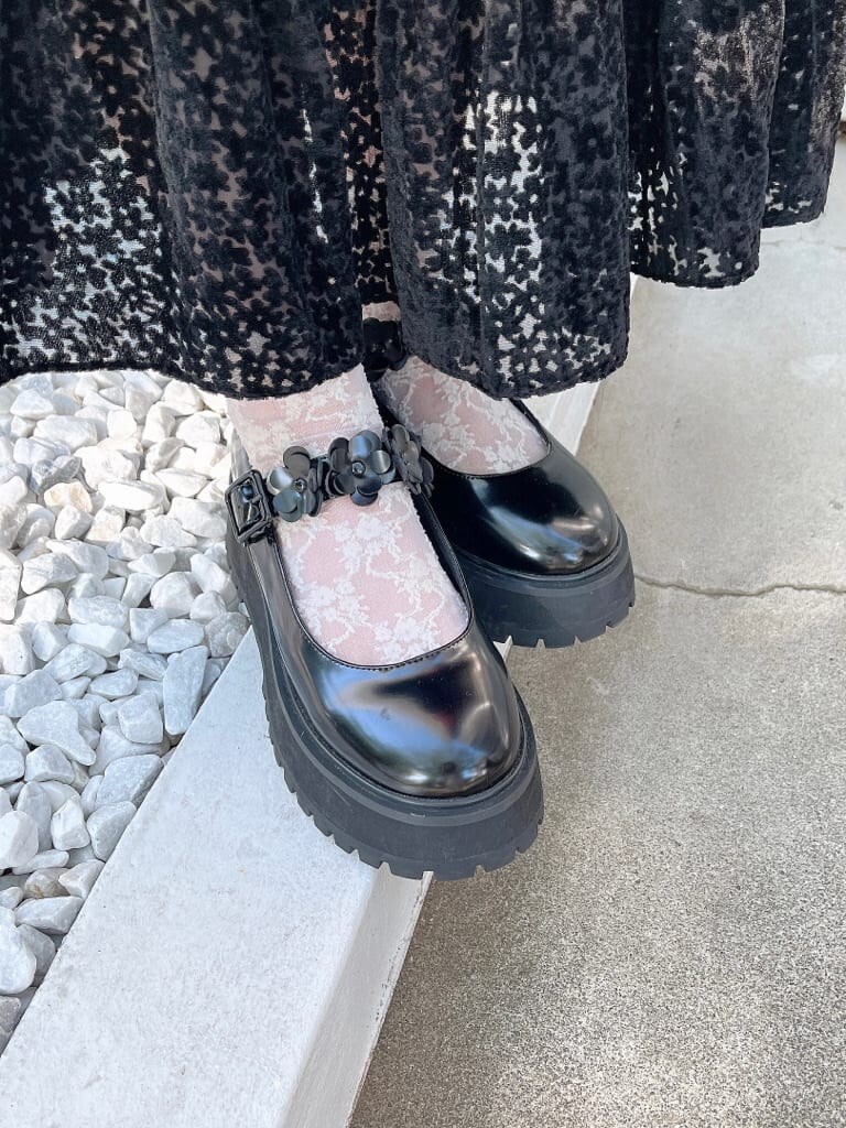 ブラック系のローファー、レッド系のニット/セーター、ブラック系のスカートを着用したレディースの秋コーディネートの6枚目の写真