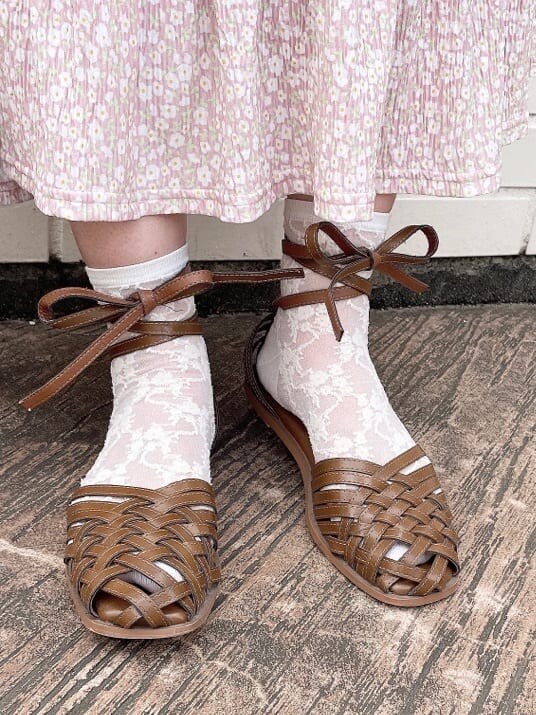 ピンク系のスカート、ベージュ系のパンプス、ホワイト系のTシャツ/カットソーを着用したレディースの夏コーディネートの5枚目の写真