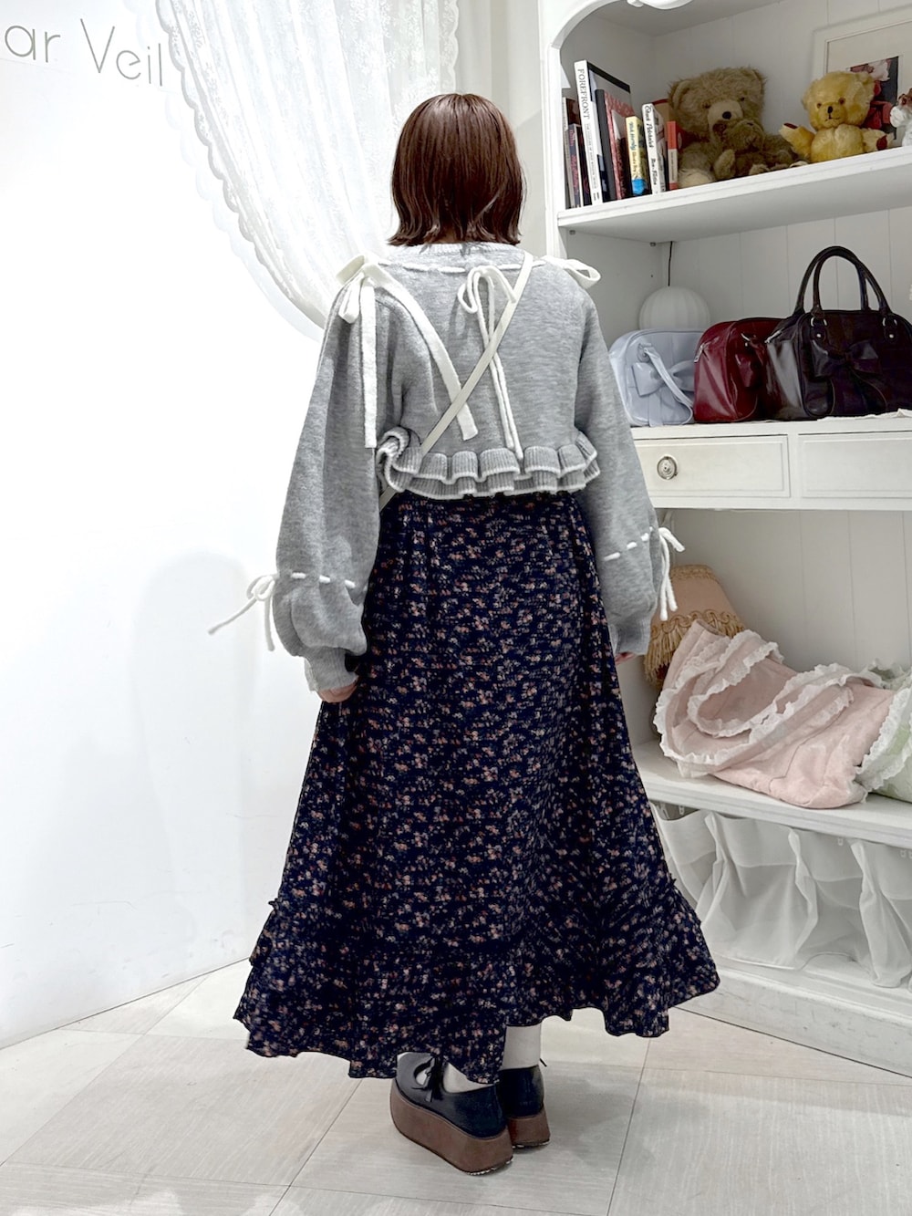グレー系のカーディガン/ボレロ、ホワイト系のTシャツ/カットソー、ホワイト系のショルダーバッグを着用したレディースの秋コーディネートの4枚目の写真