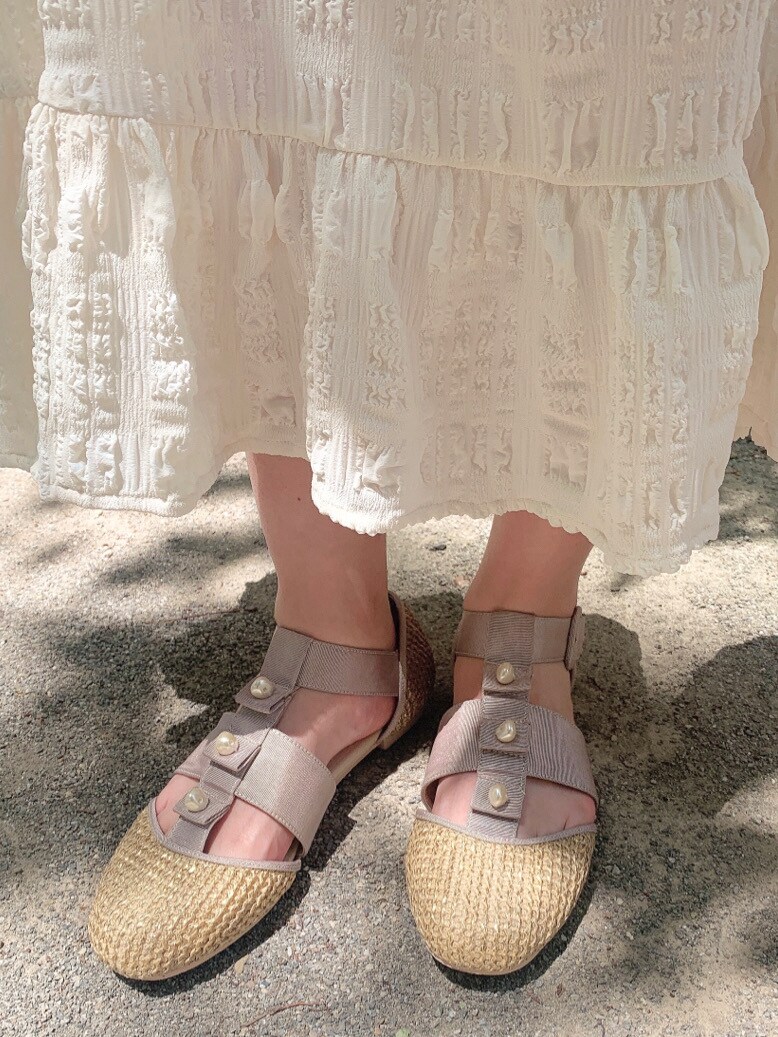 ブラウン系のパンプス、パープル系のキャミソール、グリーン系のシャツ/ブラウスを着用したレディースの春コーディネートの7枚目の写真