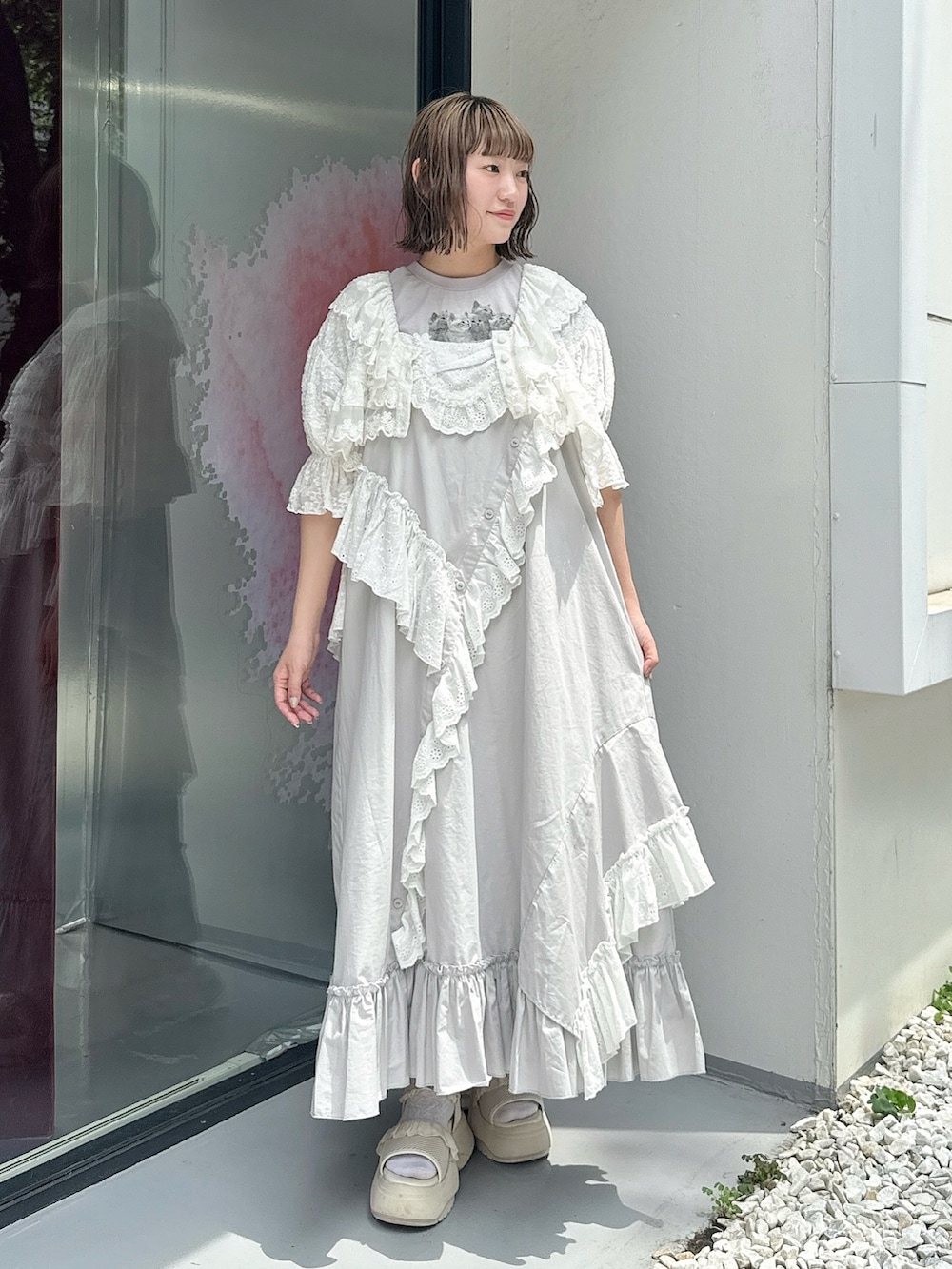 ホワイト系のカーディガン/ボレロ、グレー系のワンピース、ブルー系のTシャツ/カットソーを着用したレディースの春コーディネートの2枚目の写真