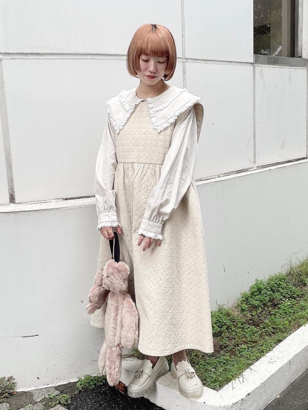 ベージュ系のハンドバッグ、ホワイト系のワンピース、ベージュ系のシャツ/ブラウスを着用したレディースの秋コーディネートの3枚目の写真