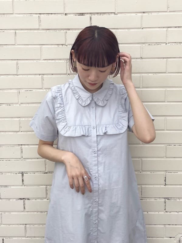 ホワイト系のローファー、ホワイト系のシャツ/ブラウス、ブルー系のワンピースを着用したレディースの春コーディネートの4枚目の写真