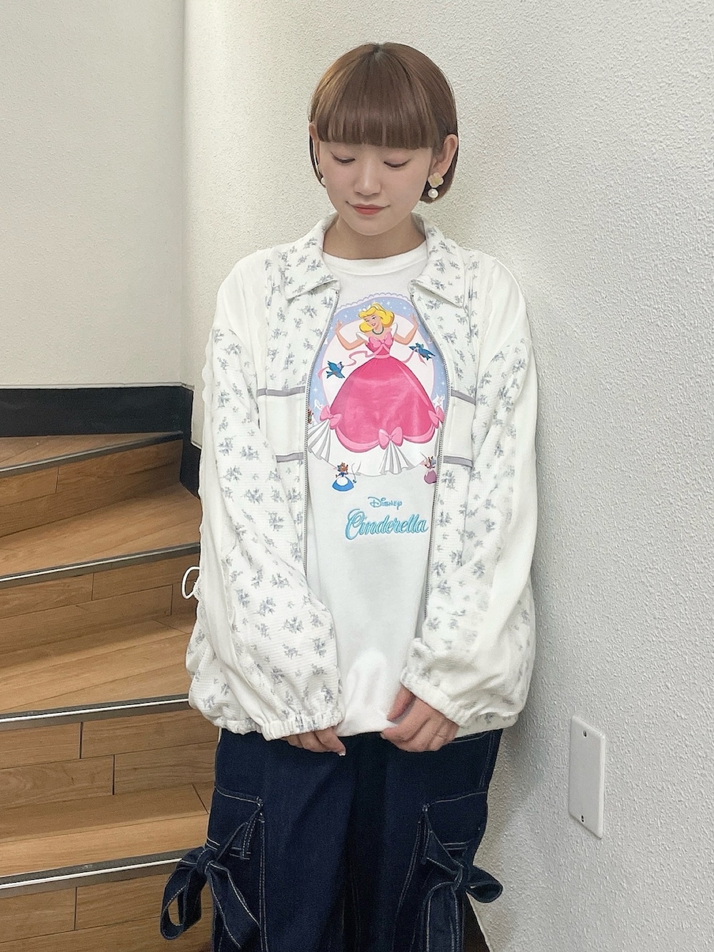 ブルー系のジャージ、ホワイト系のスウェット、ブルー系のデニムパンツを着用したレディースの春コーディネートの5枚目の写真