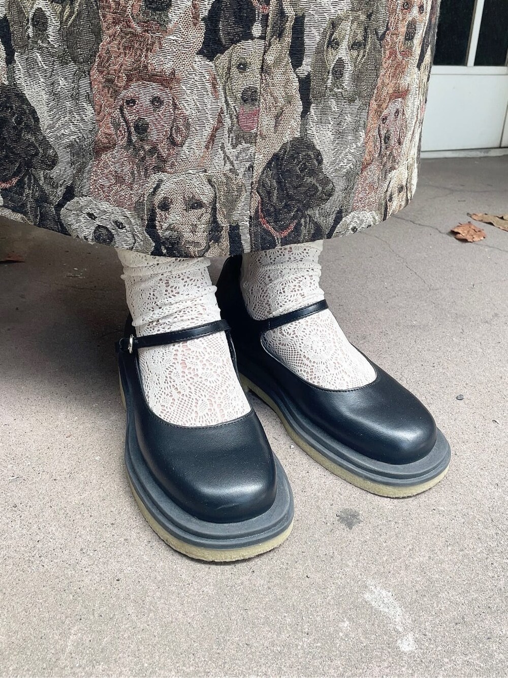 ブラック系のボストンバッグ、その他のジャンパースカート、ブラック系のパンプスを着用したレディースの夏コーディネートの4枚目の写真