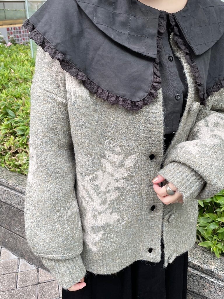 ブラック系のその他シューズ、ブラック系のシャツ/ブラウス、ブラック系のスカートを着用したレディースの秋コーディネートの6枚目の写真