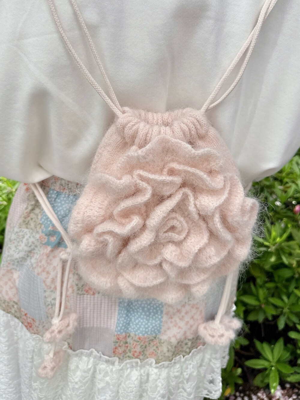 ホワイト系のTシャツ/カットソー、ピンク系のスカート、ホワイト系のバレエシューズを着用したレディースの春コーディネートの7枚目の写真