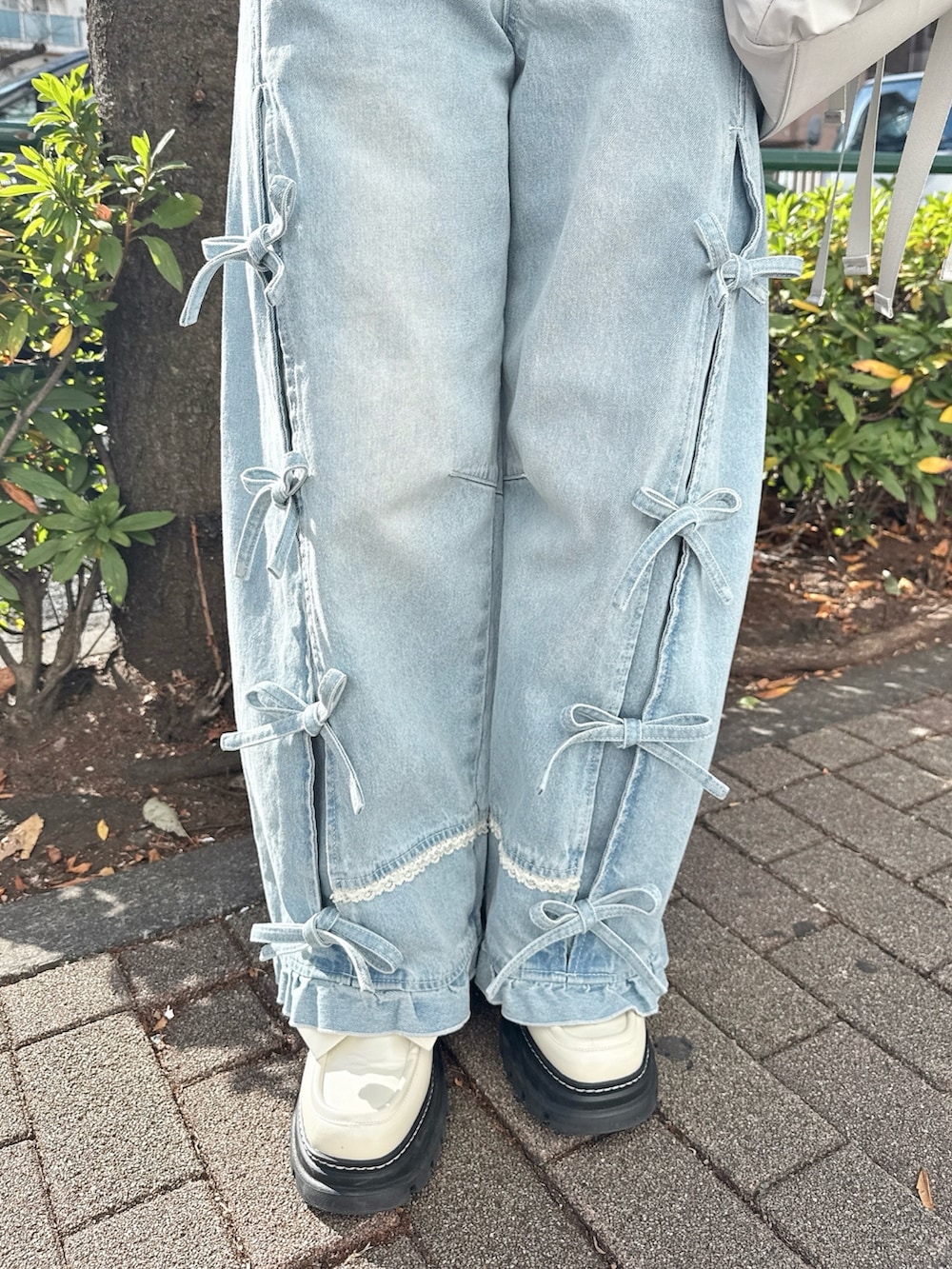 グレー系のTシャツ/カットソー、ブラック系のブルゾン、グレー系のメッセンジャーバッグを着用したレディースの冬コーディネートの6枚目の写真