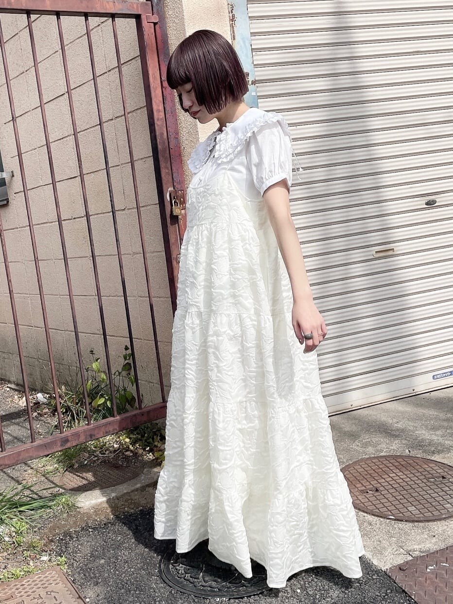 ホワイト系のワンピース、ホワイト系のシャツ/ブラウス、ホワイト系のドレスシューズを着用したレディースの春コーディネートの2枚目の写真