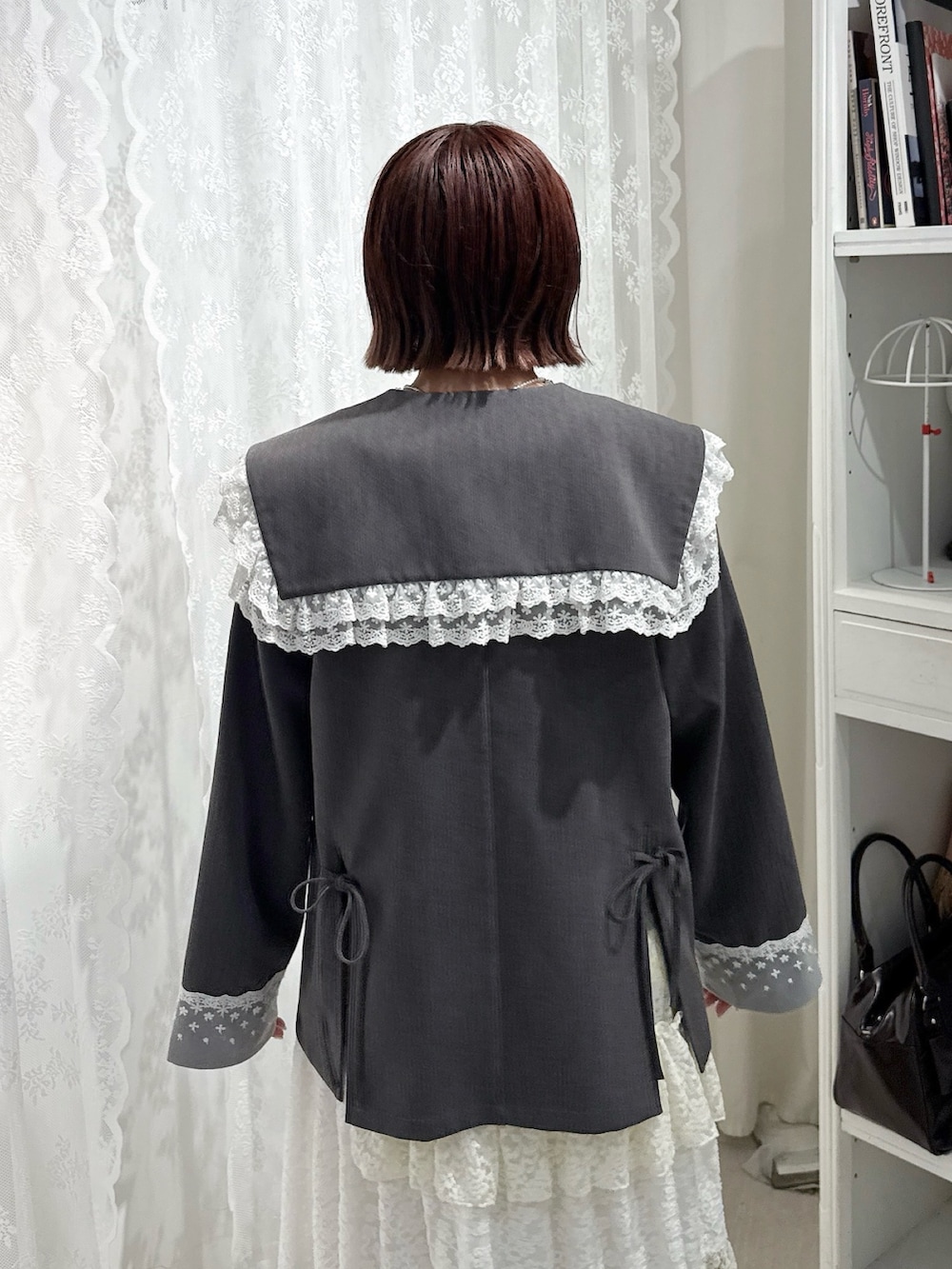 グレー系のテーラードジャケット、ホワイト系のTシャツ/カットソー、イエロー系のスカートを着用したレディースの夏コーディネートの5枚目の写真