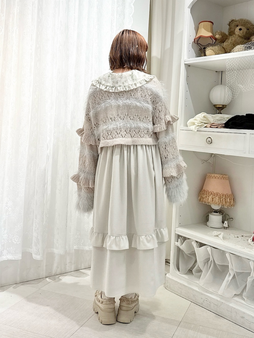 グレー系のカーディガン/ボレロ、グリーン系のワンピース、ベージュ系のローファーを着用したレディースの夏コーディネートの3枚目の写真