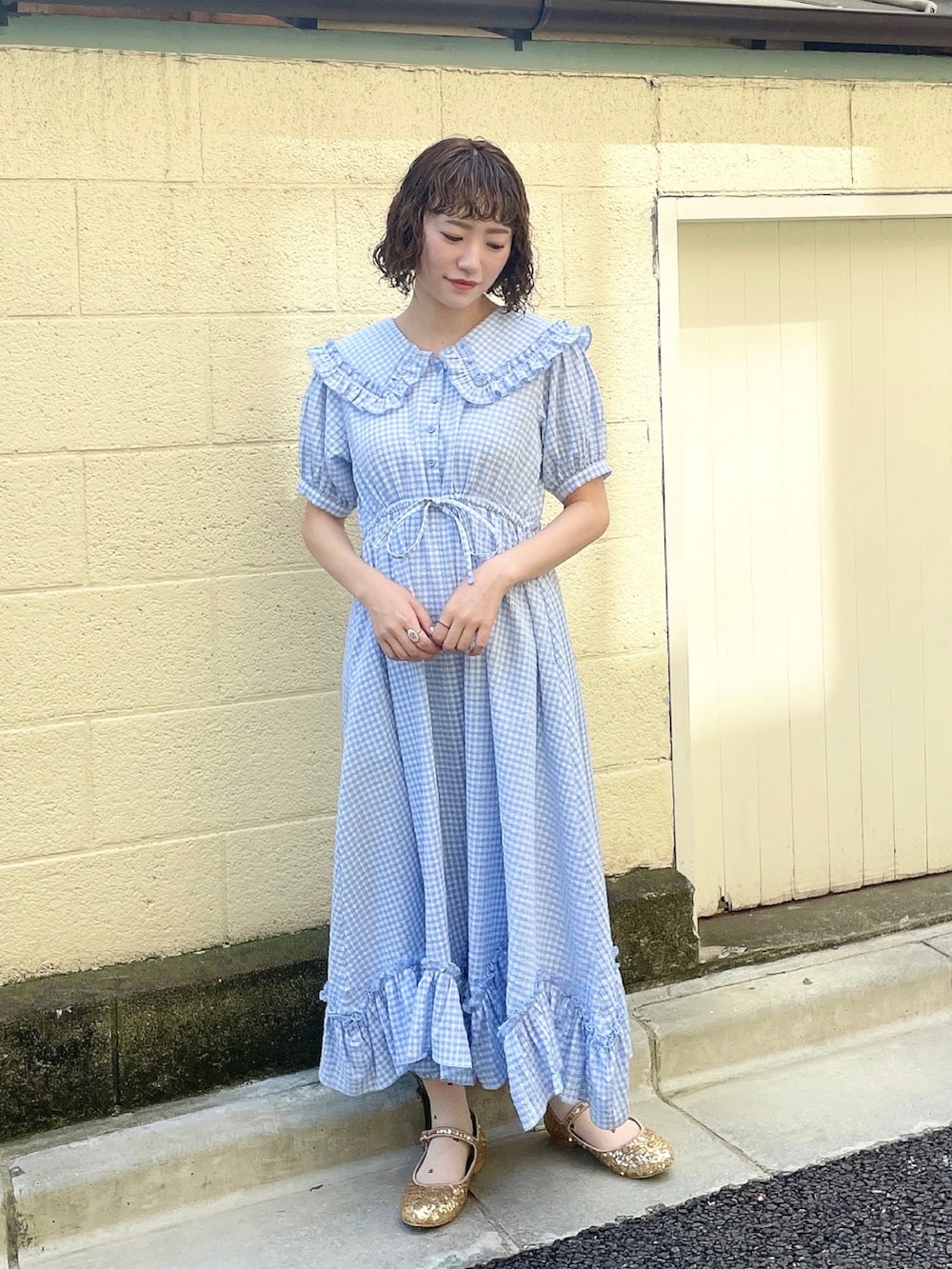 ホワイト系のカーディガン/ボレロ、ブルー系のワンピース、ゴールド系のパンプスを着用したレディースの春コーディネートの4枚目の写真