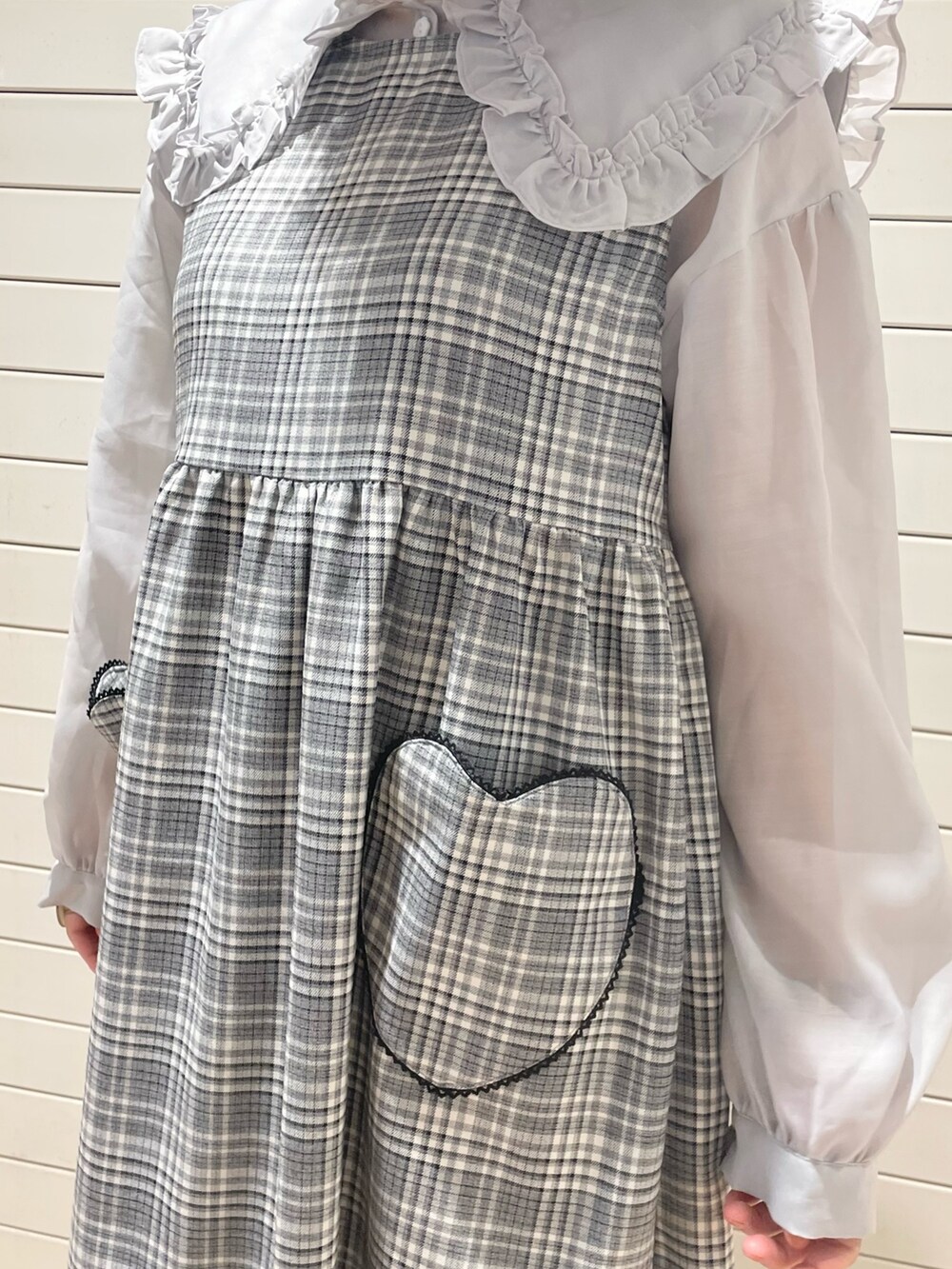 ブルー系のシャツ/ブラウス、ブラック系のワンピース、ブルー系のサンダルを着用したレディースの夏コーディネートの5枚目の写真