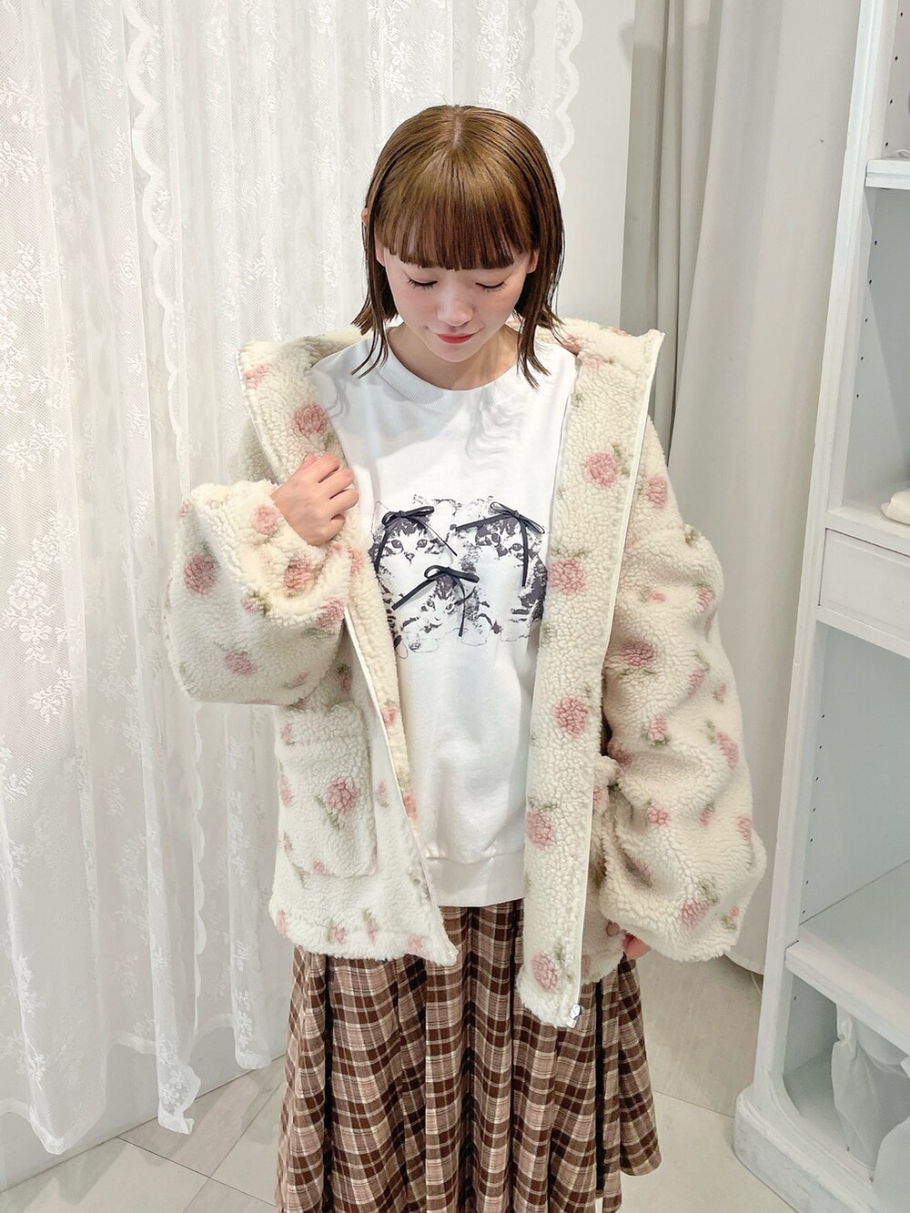 ホワイト系のスウェット、ピンク系のブルゾン、ブラウン系のスカートを着用したレディースの秋コーディネートの6枚目の写真