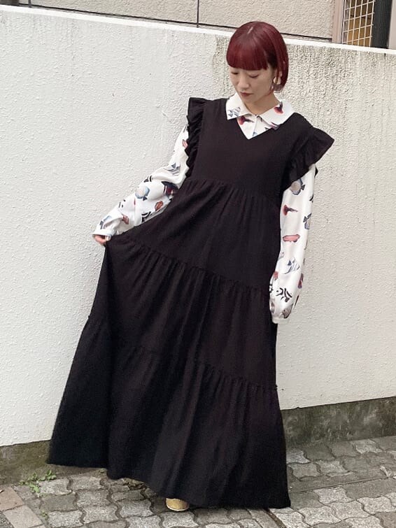 ブラック系のワンピース、ホワイト系のシャツ/ブラウス、ブラウン系のサンダルを着用したレディースの冬コーディネートの2枚目の写真