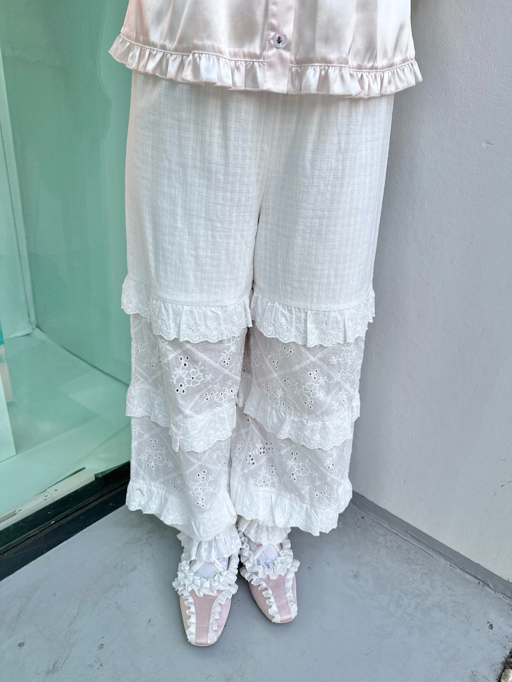 ピンク系のシャツ/ブラウス、ピンク系のバレエシューズ、ホワイト系のその他パンツを着用したレディースの冬コーディネートの6枚目の写真