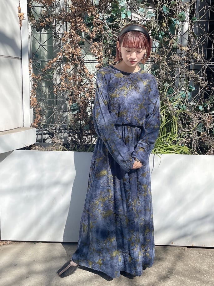 ブラック系のパンプス、ブルー系のワンピース、ブラック系のその他トップスを着用したレディースの冬コーディネートの5枚目の写真