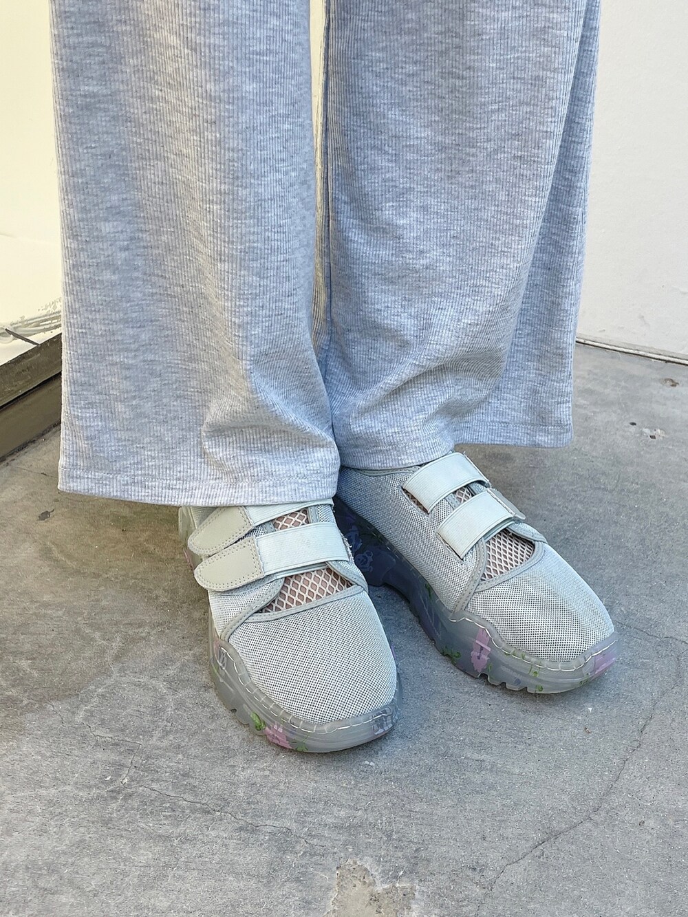 ホワイト系のバックパック/リュック、ホワイト系のスウェット、ピンク系のTシャツ/カットソーを着用したレディースの秋コーディネートの7枚目の写真
