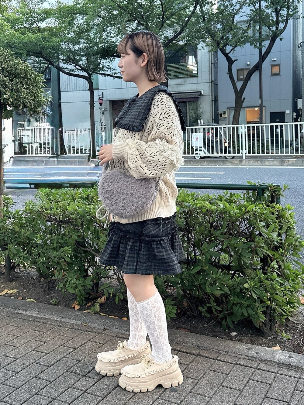 グリーン系のワンピース、ベージュ系のカーディガン/ボレロ、グレー系のショルダーバッグを着用したレディースの夏コーディネートの2枚目の写真