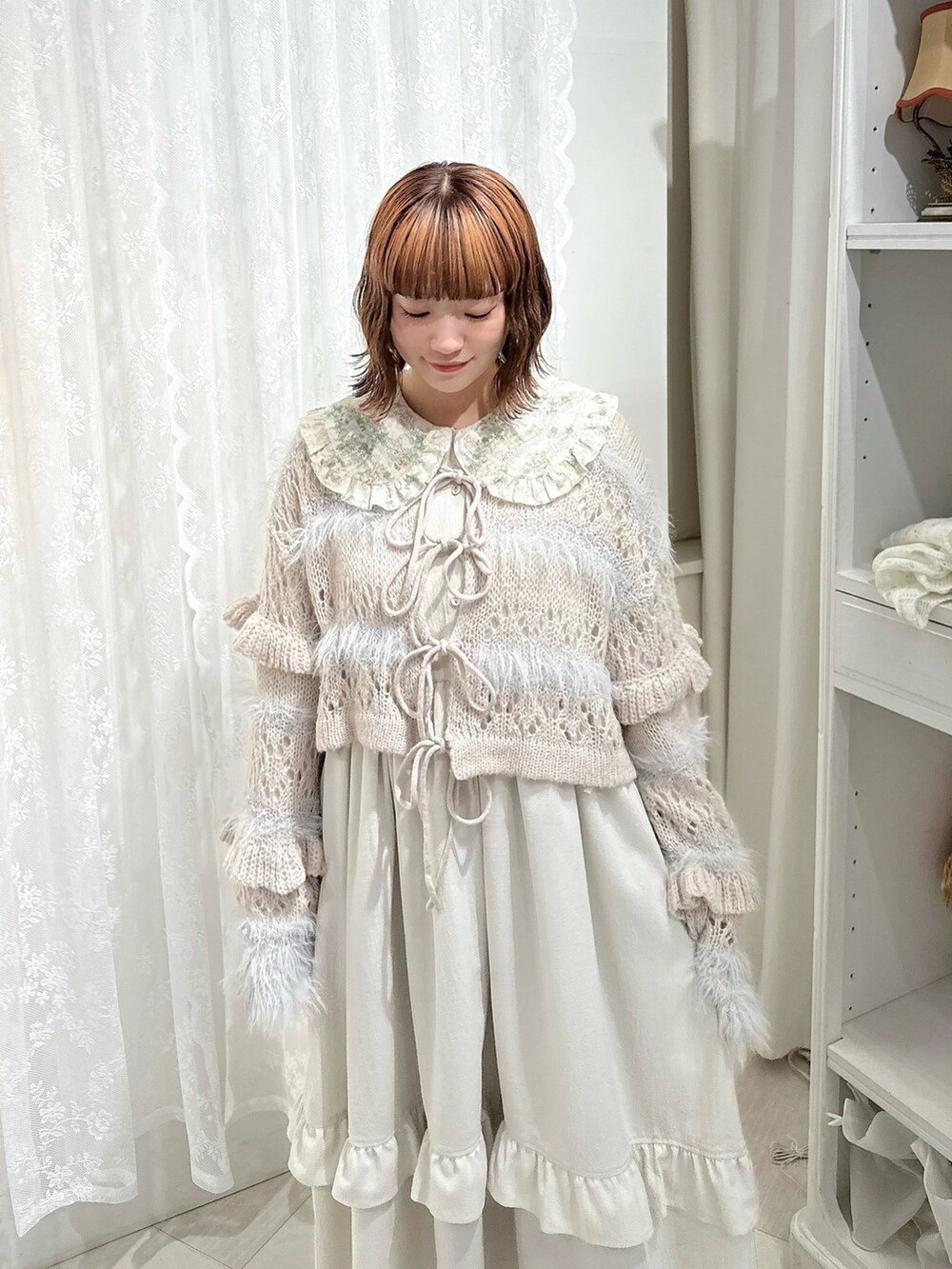 グレー系のカーディガン/ボレロ、グリーン系のワンピース、ベージュ系のローファーを着用したレディースの夏コーディネートの4枚目の写真