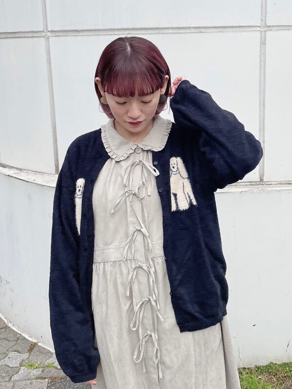 ベージュ系のワンピース、ピンク系のその他シューズ、ブラック系のカーディガン/ボレロを着用したレディースの冬コーディネートの3枚目の写真