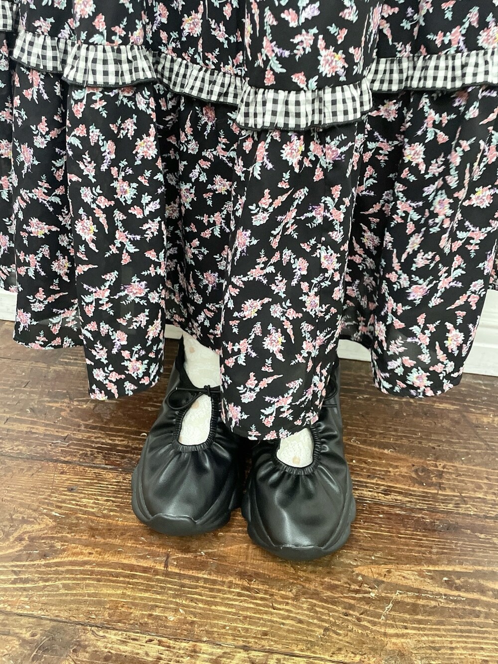 ブラック系のTシャツ/カットソー、ブラック系のワンピース、ブラック系のスニーカーを着用したレディースの夏コーディネートの8枚目の写真