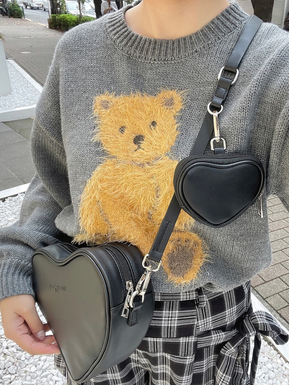 グレー系のニット/セーター、その他のスラックス、ブラック系のスニーカーを着用したレディースの秋コーディネートの5枚目の写真