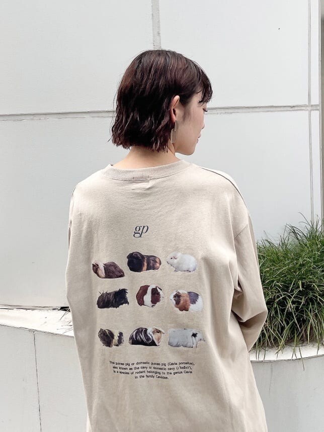 ベージュ系のTシャツ/カットソー、ベージュ系のブーツ、ベージュ系のハンドバッグを着用したレディースの夏コーディネートの4枚目の写真