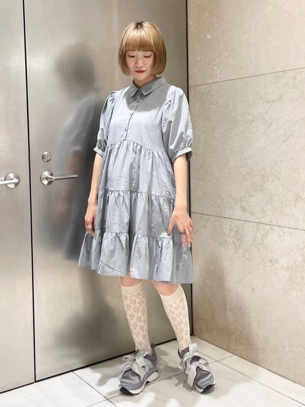 ブルー系のワンピース、ブルー系のスニーカーを着用したレディースの夏コーディネートの2枚目の写真