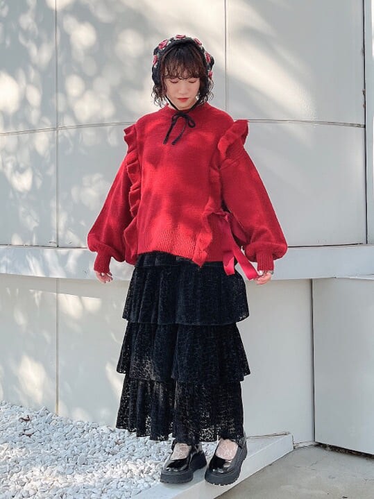 ブラック系のローファー、レッド系のニット/セーター、ブラック系のスカートを着用したレディースの秋コーディネートの3枚目の写真