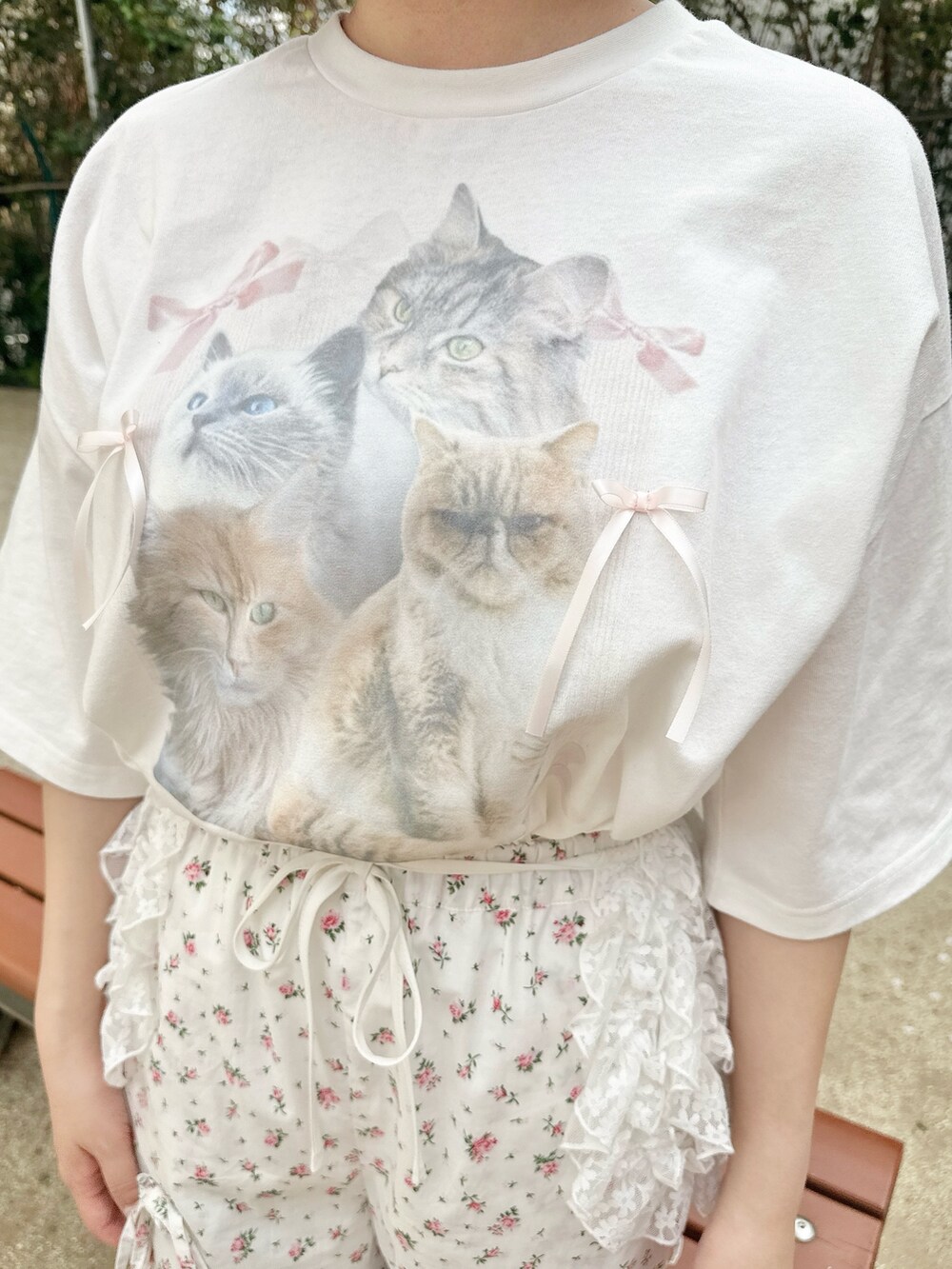 ホワイト系のTシャツ/カットソー、ホワイト系のスラックス、ホワイト系のトートバッグを着用したレディースの春コーディネートの8枚目の写真