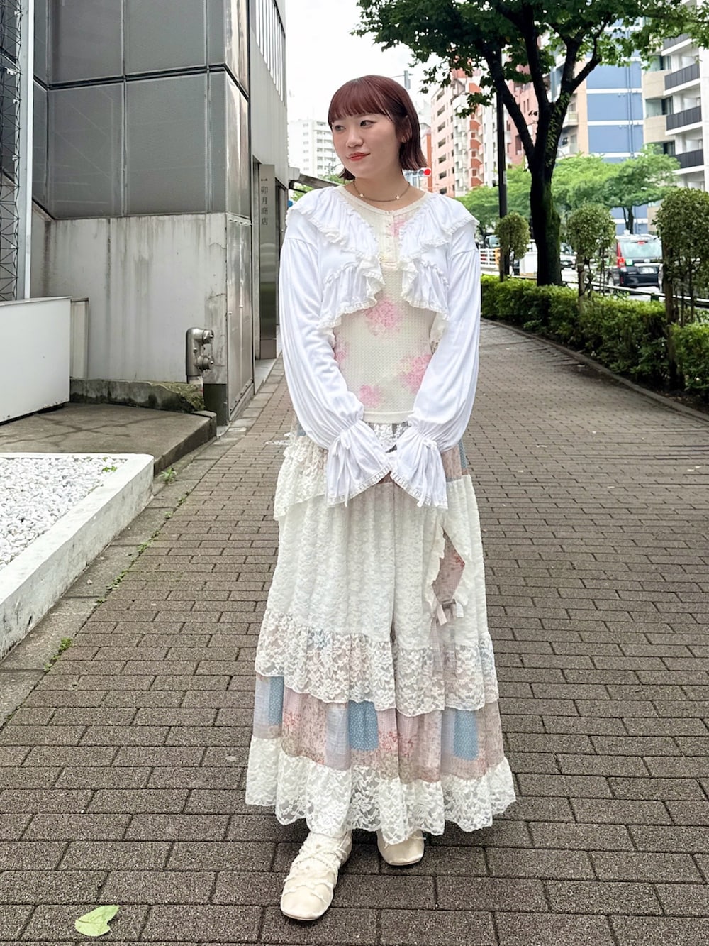 ピンク系のスカート、ピンク系のTシャツ/カットソー、ホワイト系のカーディガン/ボレロを着用したレディースの夏コーディネートの2枚目の写真