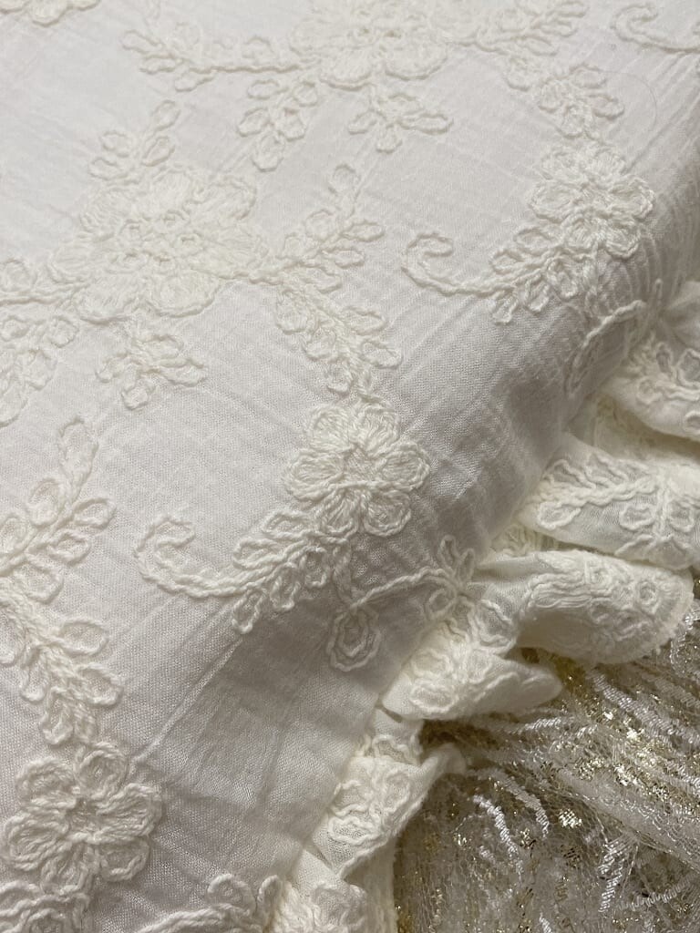 ホワイト系のブーツ、ゴールド系のカーディガン/ボレロ、グリーン系のワンピースを着用したレディースの秋コーディネートの5枚目の写真