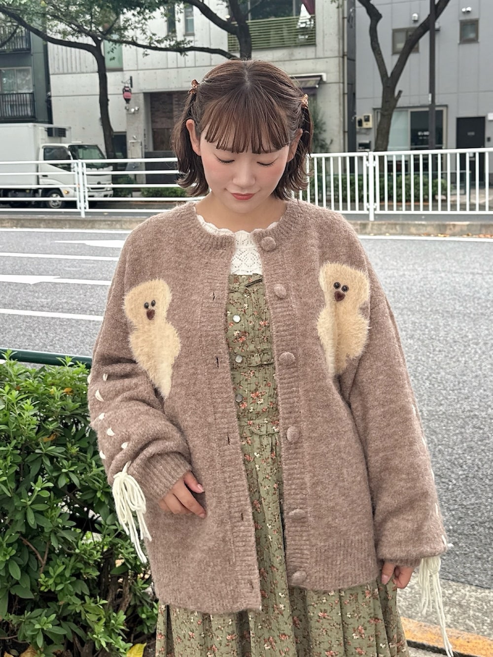 ホワイト系のニット/セーター、グリーン系のワンピース、ホワイト系のバレエシューズを着用したレディースの秋コーディネートの6枚目の写真