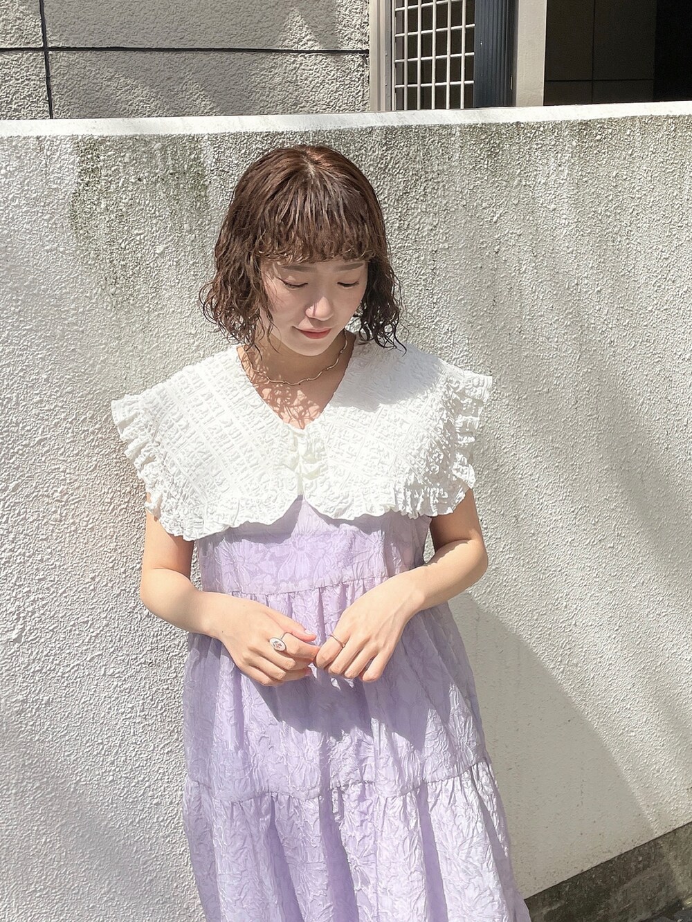 ホワイト系のシャツ/ブラウス、パープル系のワンピース、ホワイト系のパンプスを着用したレディースの春コーディネートの4枚目の写真