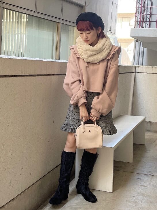 ベージュ系のショルダーバッグ、ピンク系のTシャツ/カットソー、グレー系のスカートを着用したレディースの秋コーディネートの2枚目の写真