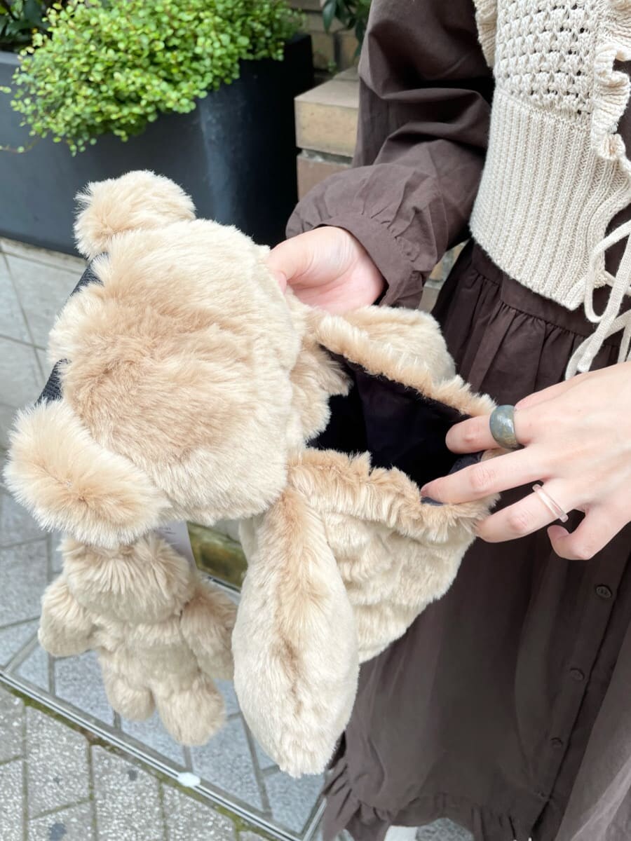 ベージュ系のハンドバッグ、ホワイト系のニット/セーター、ブラウン系のワンピースを着用したレディースの秋コーディネートの6枚目の写真