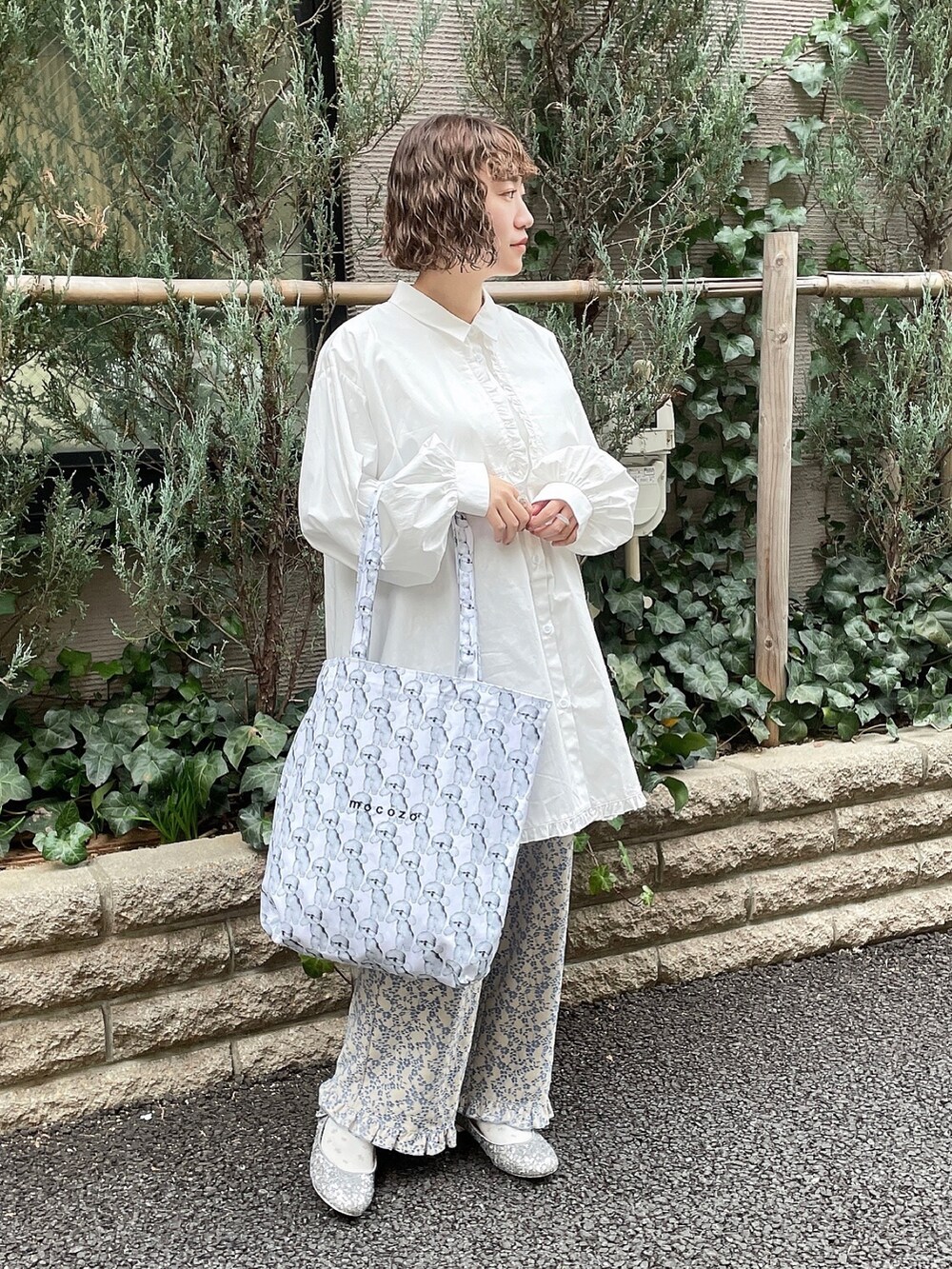 ホワイト系のワンピース、ブルー系のその他パンツ、ホワイト系のトートバッグを着用したレディースの冬コーディネートの4枚目の写真