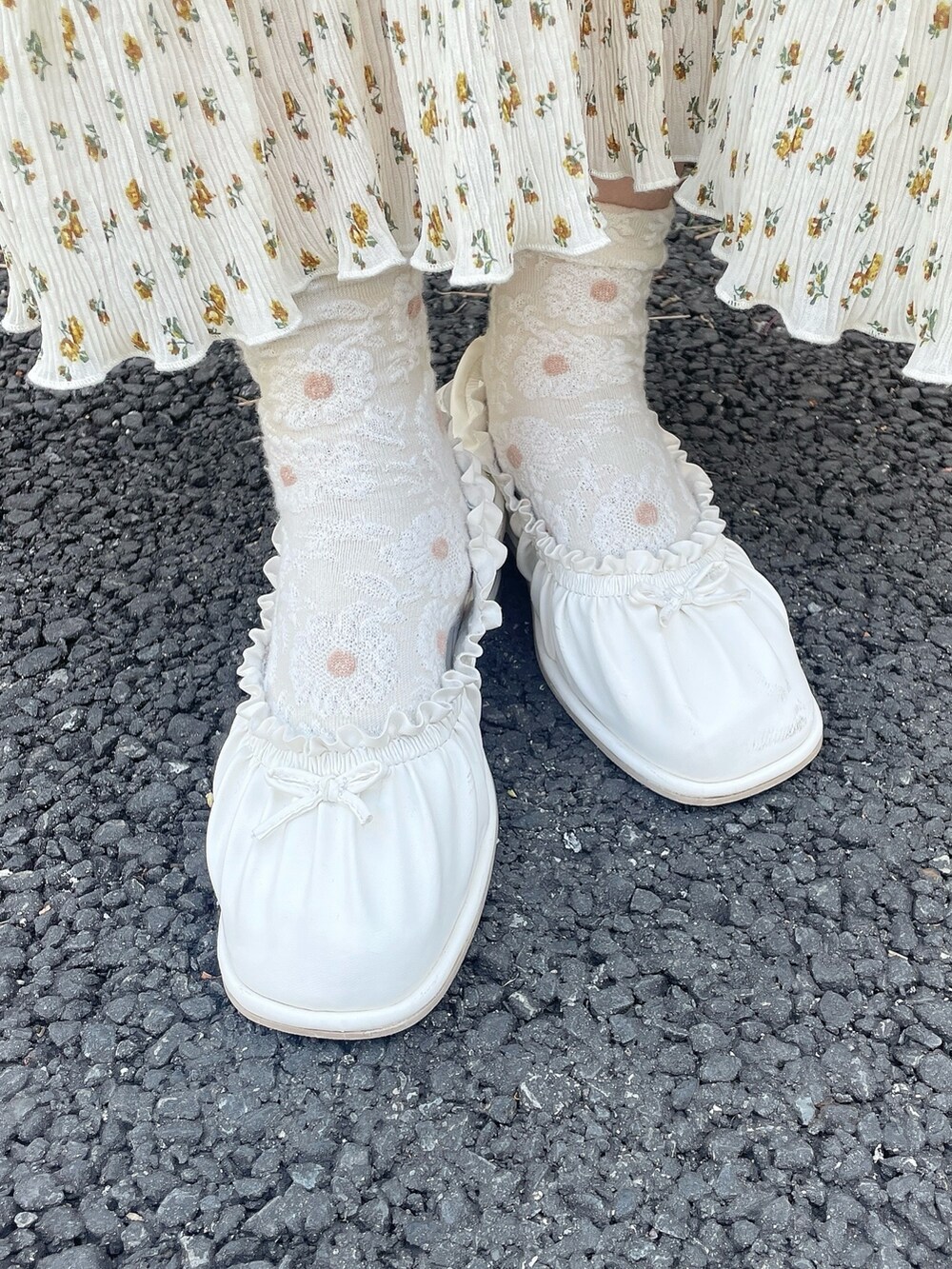 ホワイト系のシャツ/ブラウス、その他のワンピース、ホワイト系のショルダーバッグを着用したレディースの冬コーディネートの8枚目の写真